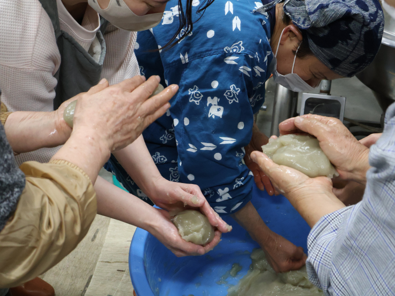 こんにゃくを手で丸めます　　